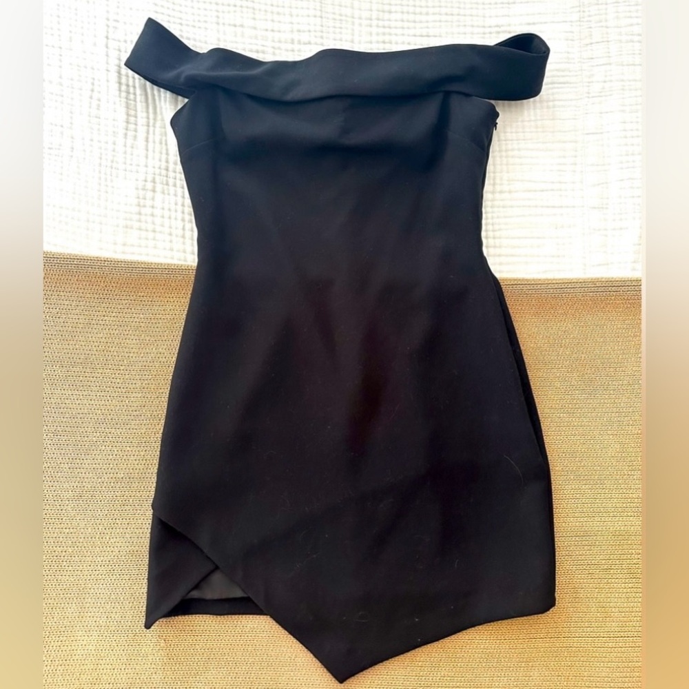 Elizabeth and James Black mini, off-shoulder mini dress. NWT. Chic✨ 10/12 - Picture 4 of 5